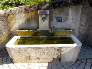 Une fontaine classée monument historique toute proche du temple