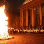 Feu de joie à la cour Saint-Pierre marquant la fin du cortège de l'Escalade